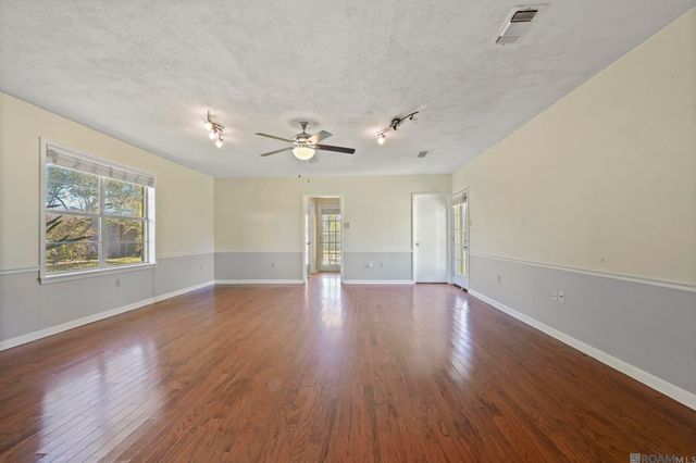 9384 S Riveroaks Dr, Baton Rouge, LA 70815