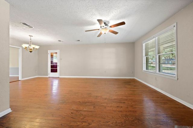 9384 S Riveroaks Dr, Baton Rouge, LA 70815