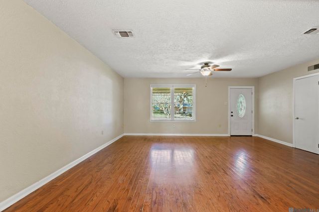 9384 S Riveroaks Dr, Baton Rouge, LA 70815