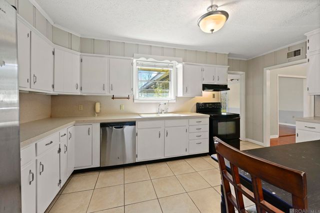 9384 S Riveroaks Dr, Baton Rouge, LA 70815