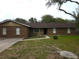 1648 Eastwood DR, Seguin, TX 78155