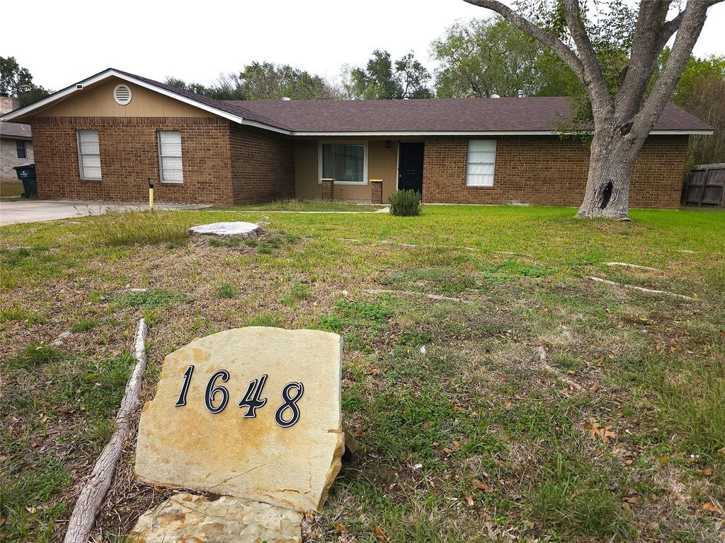 1648 Eastwood DR, Seguin, TX 78155