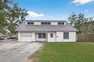 610 E Houston Street, Highlands, TX 77562