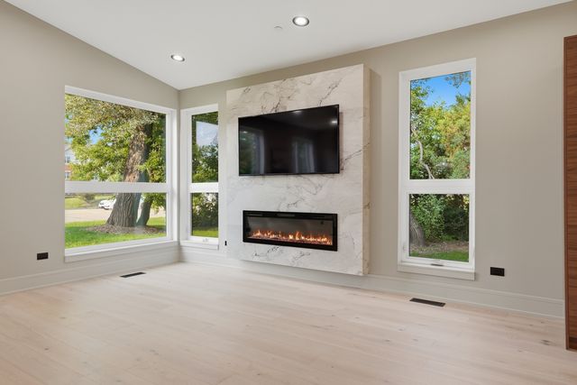 671 W Lake Cook Road, Palatine, IL 60074
