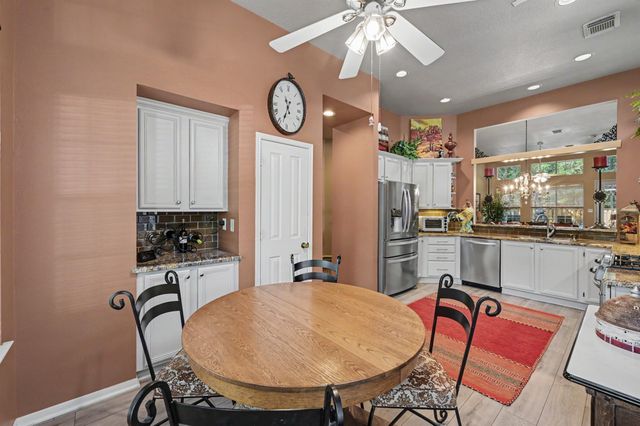 85 E Lakeridge Drive, The Woodlands, TX 77381