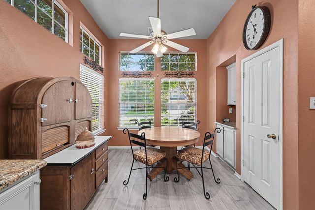 85 E Lakeridge Drive, The Woodlands, TX 77381
