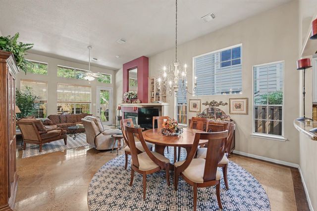 85 E Lakeridge Drive, The Woodlands, TX 77381