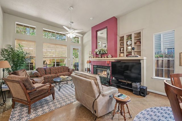 85 E Lakeridge Drive, The Woodlands, TX 77381