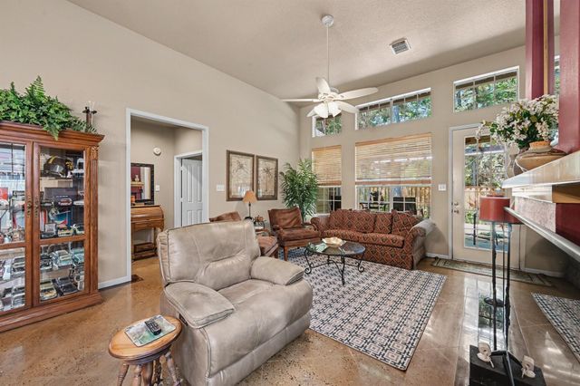 85 E Lakeridge Drive, The Woodlands, TX 77381