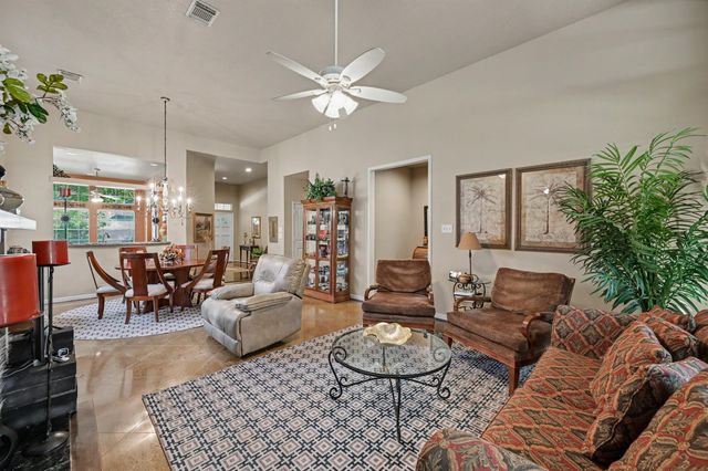 85 E Lakeridge Drive, The Woodlands, TX 77381