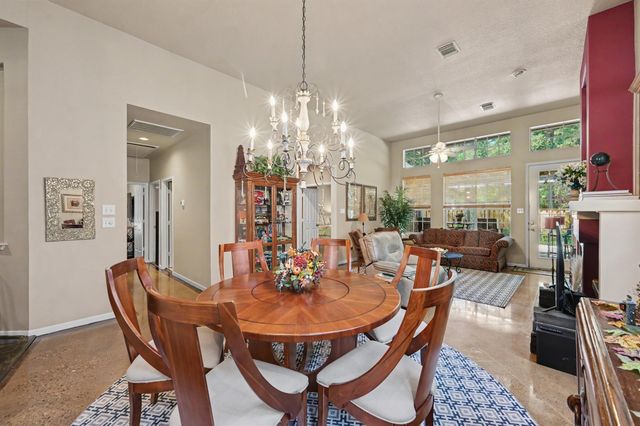 85 E Lakeridge Drive, The Woodlands, TX 77381
