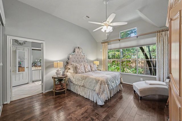 85 E Lakeridge Drive, The Woodlands, TX 77381
