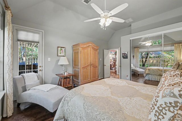 85 E Lakeridge Drive, The Woodlands, TX 77381