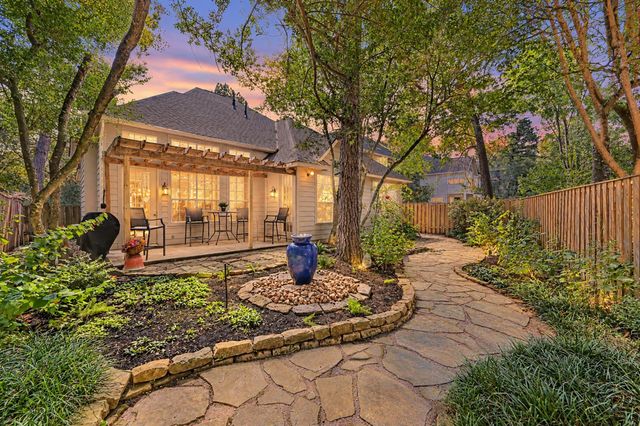 85 E Lakeridge Drive, The Woodlands, TX 77381