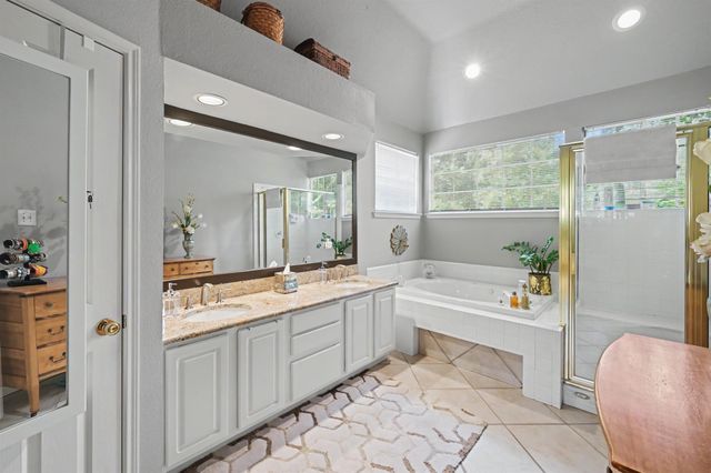 85 E Lakeridge Drive, The Woodlands, TX 77381