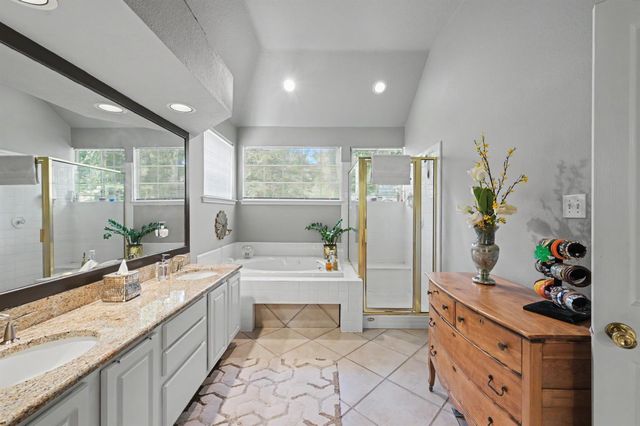 85 E Lakeridge Drive, The Woodlands, TX 77381
