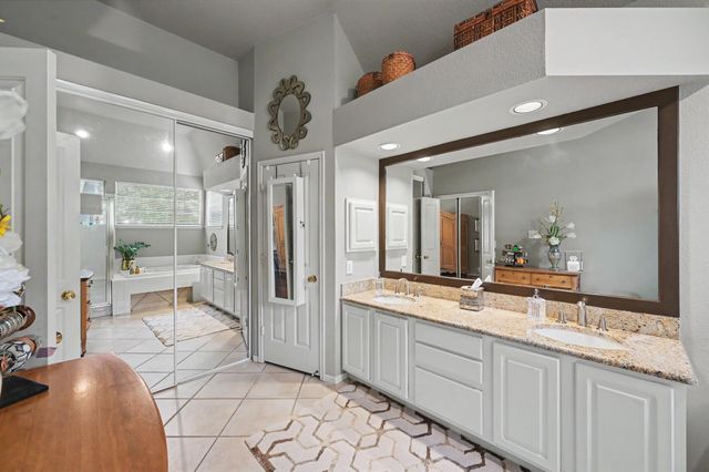 85 E Lakeridge Drive, The Woodlands, TX 77381