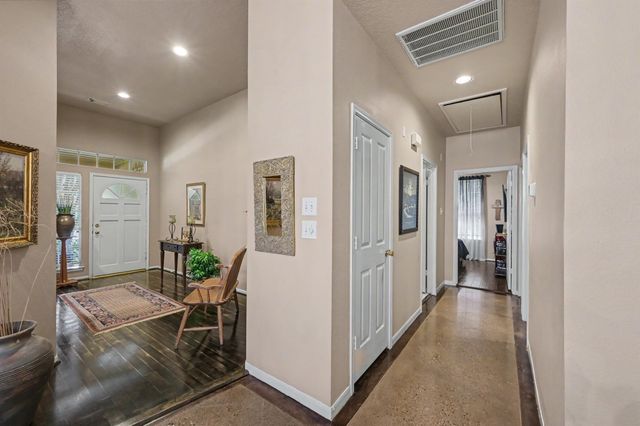 85 E Lakeridge Drive, The Woodlands, TX 77381