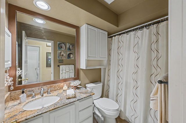 85 E Lakeridge Drive, The Woodlands, TX 77381