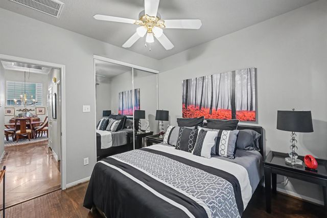 85 E Lakeridge Drive, The Woodlands, TX 77381