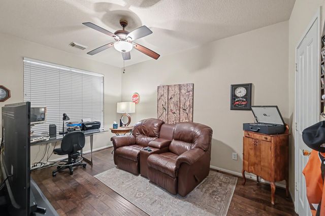 85 E Lakeridge Drive, The Woodlands, TX 77381