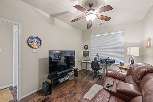 85 E Lakeridge Drive, The Woodlands, TX 77381