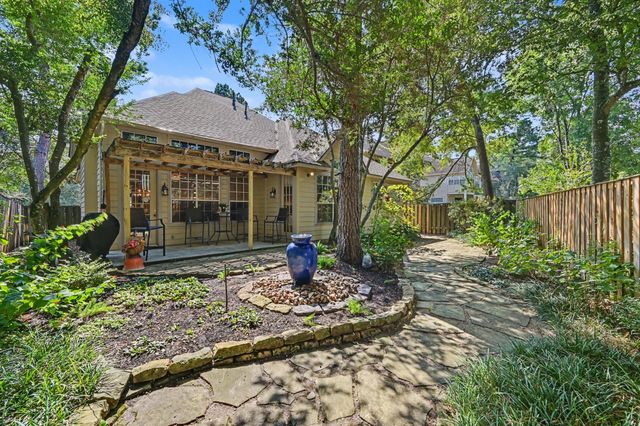 85 E Lakeridge Drive, The Woodlands, TX 77381