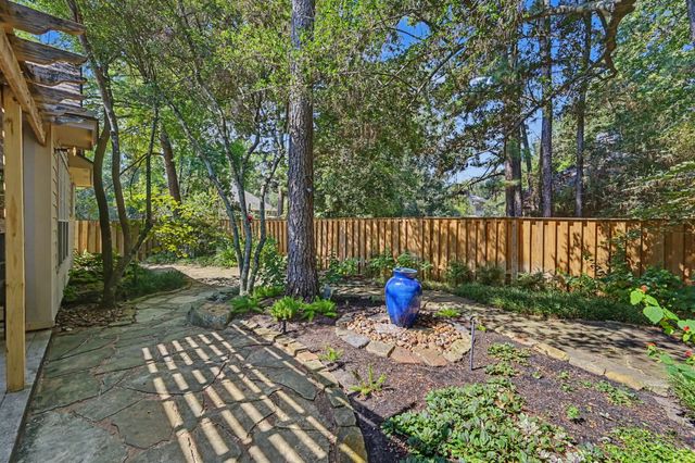 85 E Lakeridge Drive, The Woodlands, TX 77381