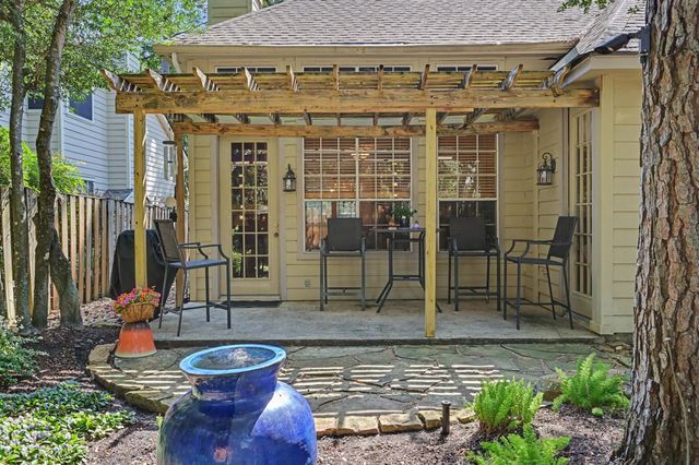 85 E Lakeridge Drive, The Woodlands, TX 77381