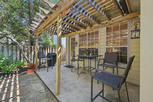 85 E Lakeridge Drive, The Woodlands, TX 77381