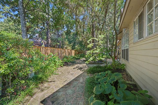 85 E Lakeridge Drive, The Woodlands, TX 77381