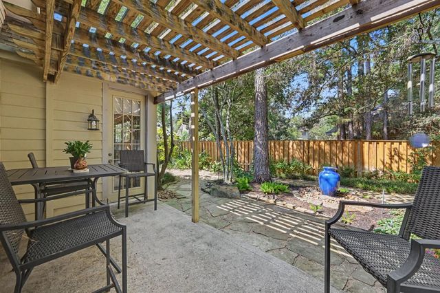 85 E Lakeridge Drive, The Woodlands, TX 77381