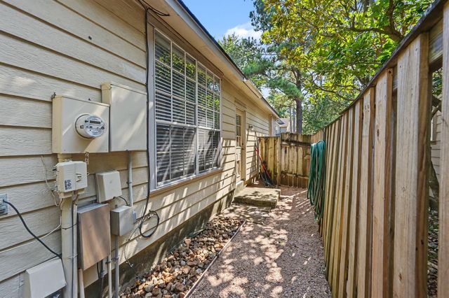85 E Lakeridge Drive, The Woodlands, TX 77381