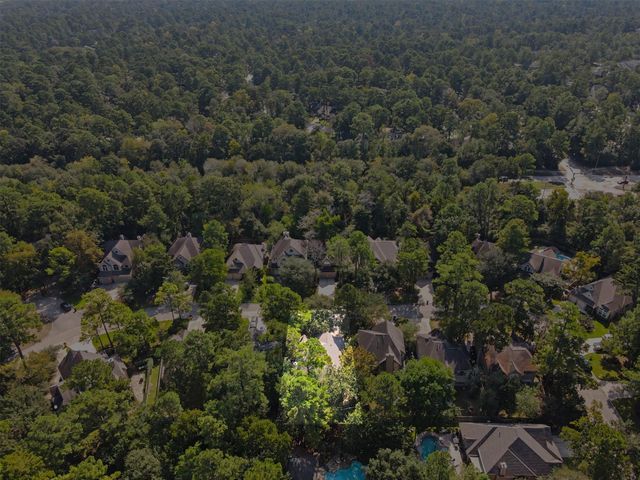 85 E Lakeridge Drive, The Woodlands, TX 77381