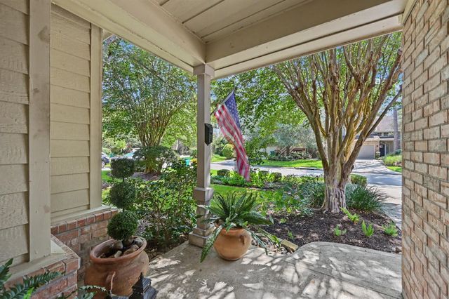 85 E Lakeridge Drive, The Woodlands, TX 77381