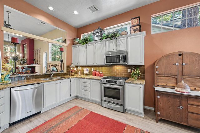 85 E Lakeridge Drive, The Woodlands, TX 77381