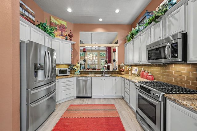 85 E Lakeridge Drive, The Woodlands, TX 77381