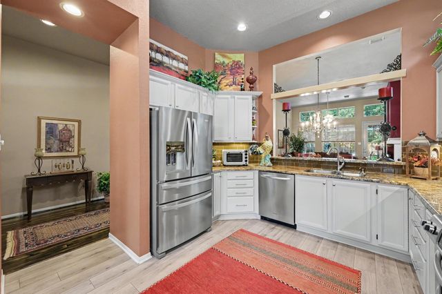 85 E Lakeridge Drive, The Woodlands, TX 77381