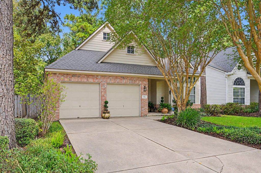85 E Lakeridge Drive, The Woodlands, TX 77381