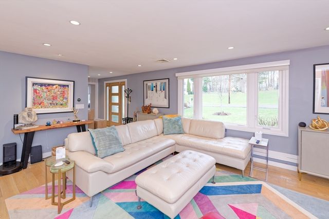 62 Ledgewood Rd, Framingham, MA 01701