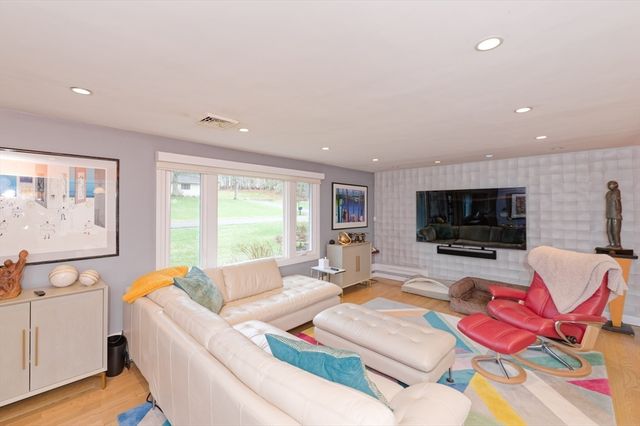 62 Ledgewood Rd, Framingham, MA 01701