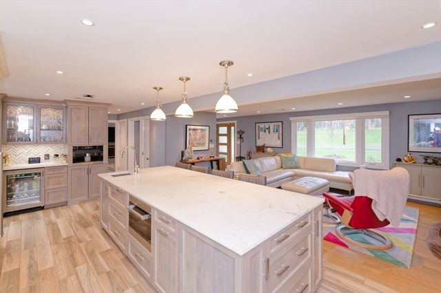 62 Ledgewood Rd, Framingham, MA 01701