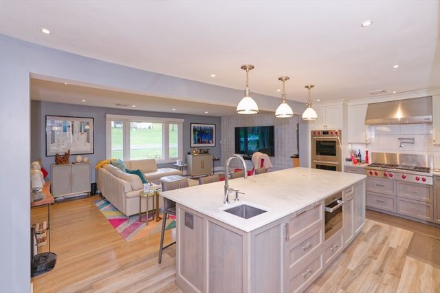 62 Ledgewood Rd, Framingham, MA 01701