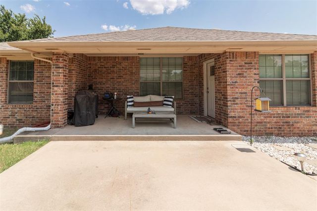 2755 S County Line Avenue, Blanchard, OK 73010