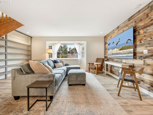 1761 S EDGEWOOD St, Seaside, OR 97138