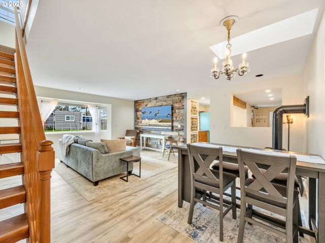 1761 S EDGEWOOD St, Seaside, OR 97138