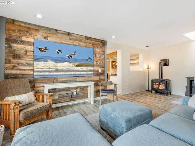 1761 S EDGEWOOD St, Seaside, OR 97138