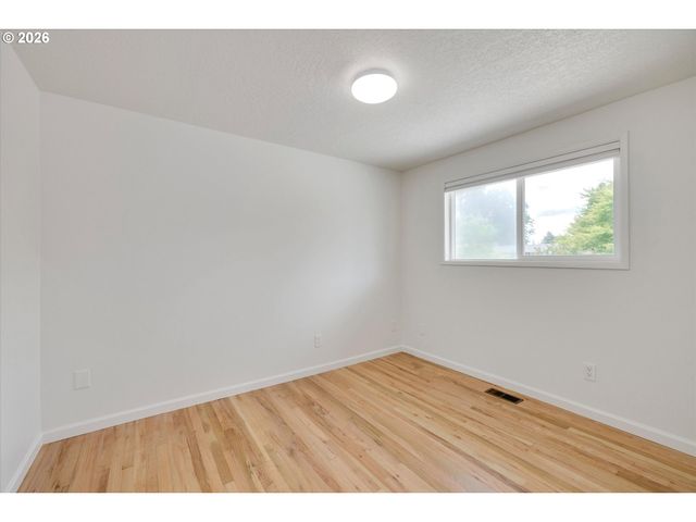 12450 Sw BELL Ct, Tigard, OR 97223