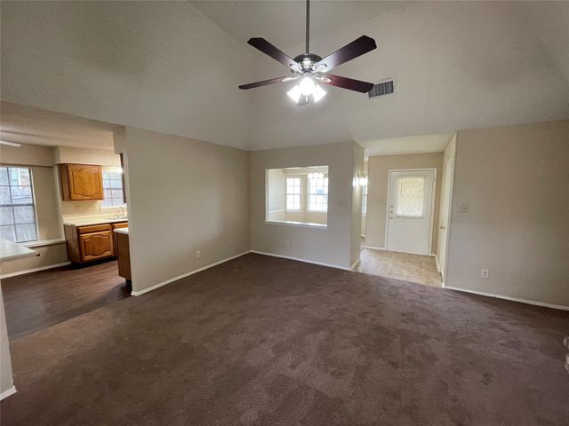 1052 Twin Falls Drive, Desoto, TX 75115