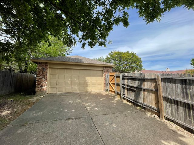 1052 Twin Falls Drive, Desoto, TX 75115